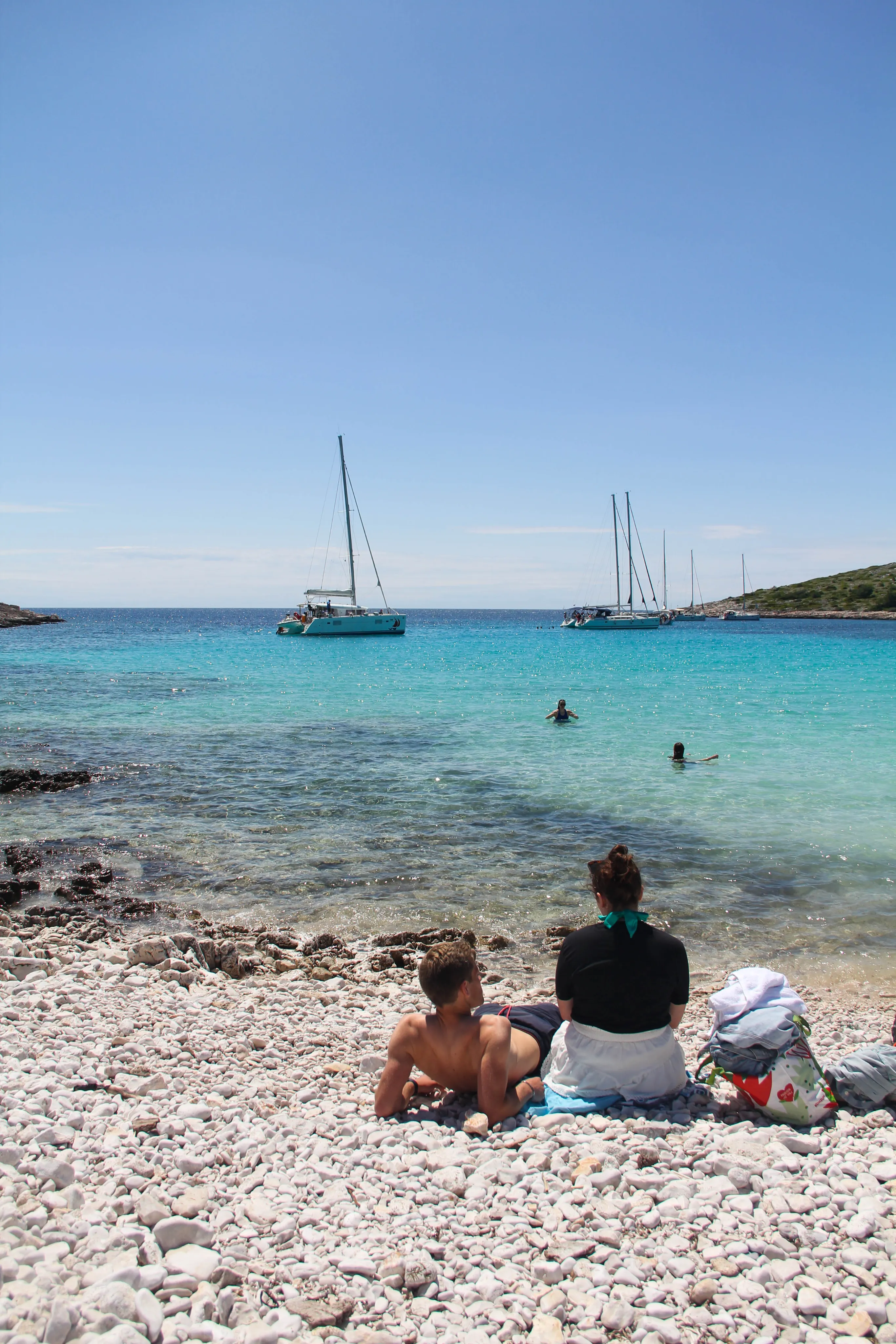 Para spacerująca razem brzegiem morza